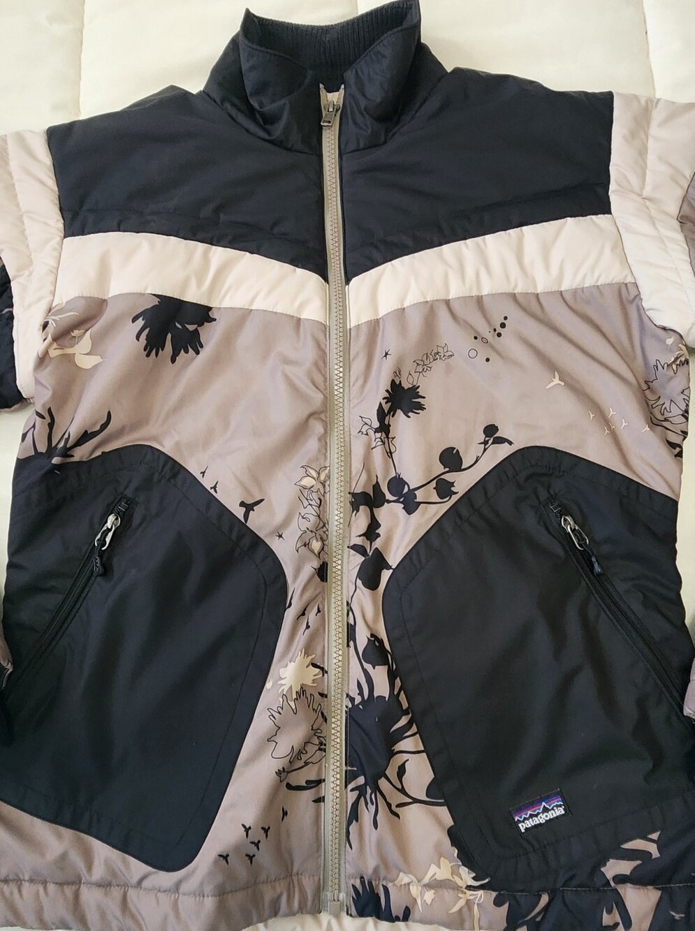 Patagonia Ladies Small. Black, Light Gray & Cream Floral Puffer Jacket. 111